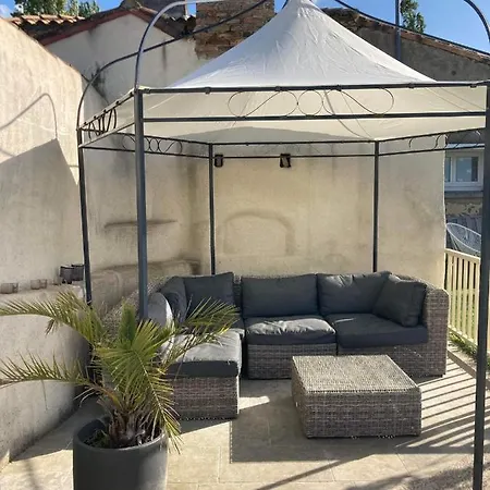 La Pool House Bed & Breakfast
